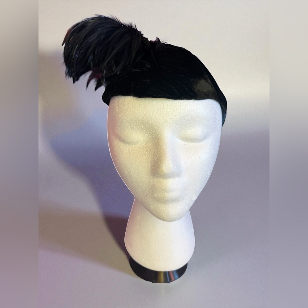 Vintage 1940s 1950s Black Velvet Hat w/ Ostrich Feather Headpiece.